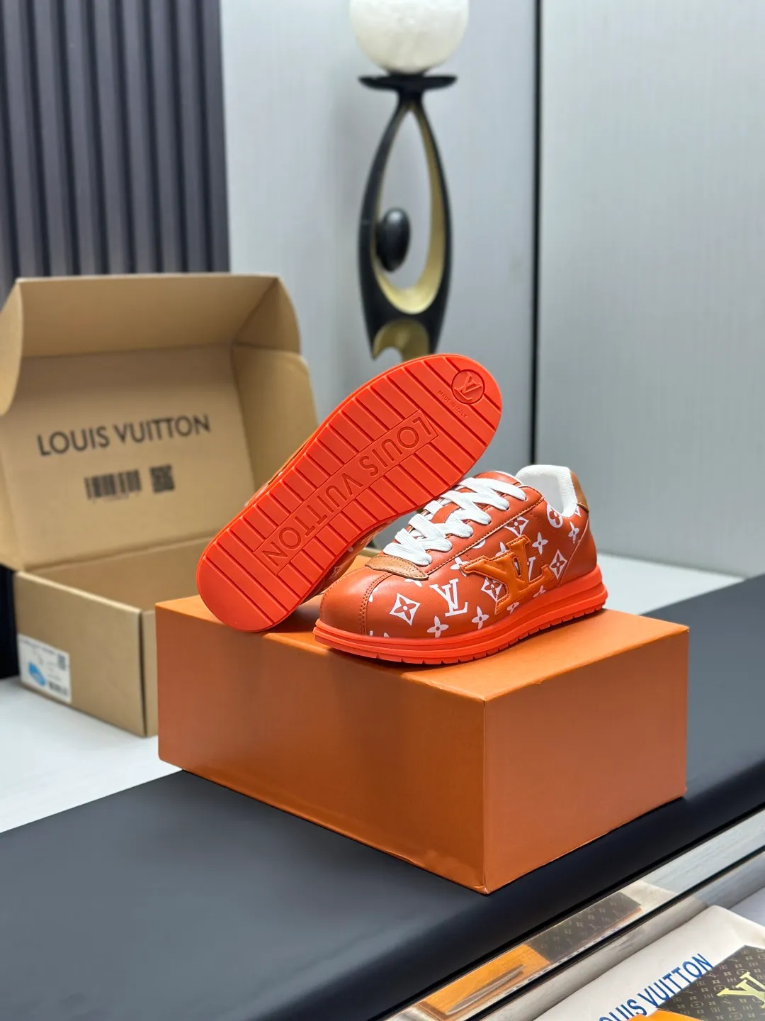 👟👟Ex-factory price 680👟👟 Full set of packaging with airplane box💰Top version LV-Louis Vuitton-classic catwalk new style 1:1 development replica of the original version! ! The upper foot is very comfortable. It is made of luxurious materials and fine workmanship. The midsole is printed with English letters "Made in Europe". The upper is made of calfskin imported from Italy. The side is decorated with the brand's LOGO and signature. The latest latex foot pads and mesh lining make the foot feel super comfortable. The original two-color TPU combination outsole is specially provided by the original factory. Bag technology Goodyear stitched edges Fabric: Exclusive customized first-layer cowhide Accessories: Exclusive private model Vuitton logo, lining: Customized silk mesh lining - first-layer silk cowhide lining Outsole: TPU combination outsole wear-resistant, non-slip and anti-yellowing Foot pads: new latex pads-mesh sweat-absorbent Counter technology: fully computerized sewing machine wire drawing Toe box back cover Hot and cold shaping Full set of pull-top lasts with medium and low logo patterns Special counter packaging - shoelaces, certificate, card, instructions, certificate of quality, dust bag, the most complete packaging on the entire network, women's 35-40 men's 38-46 (38/46 customized, non-refundable! GD9916